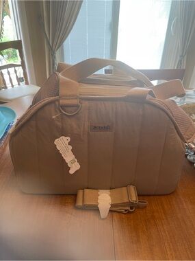 Pecute Quilted Tan Travel Tote Bag with   Dual bowls on silicone mat with scoop